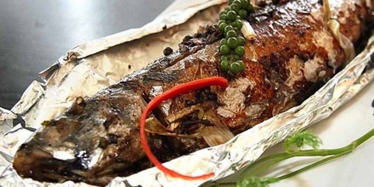 Khi nướng cá, cần nướng đến khi chín vàng giòn