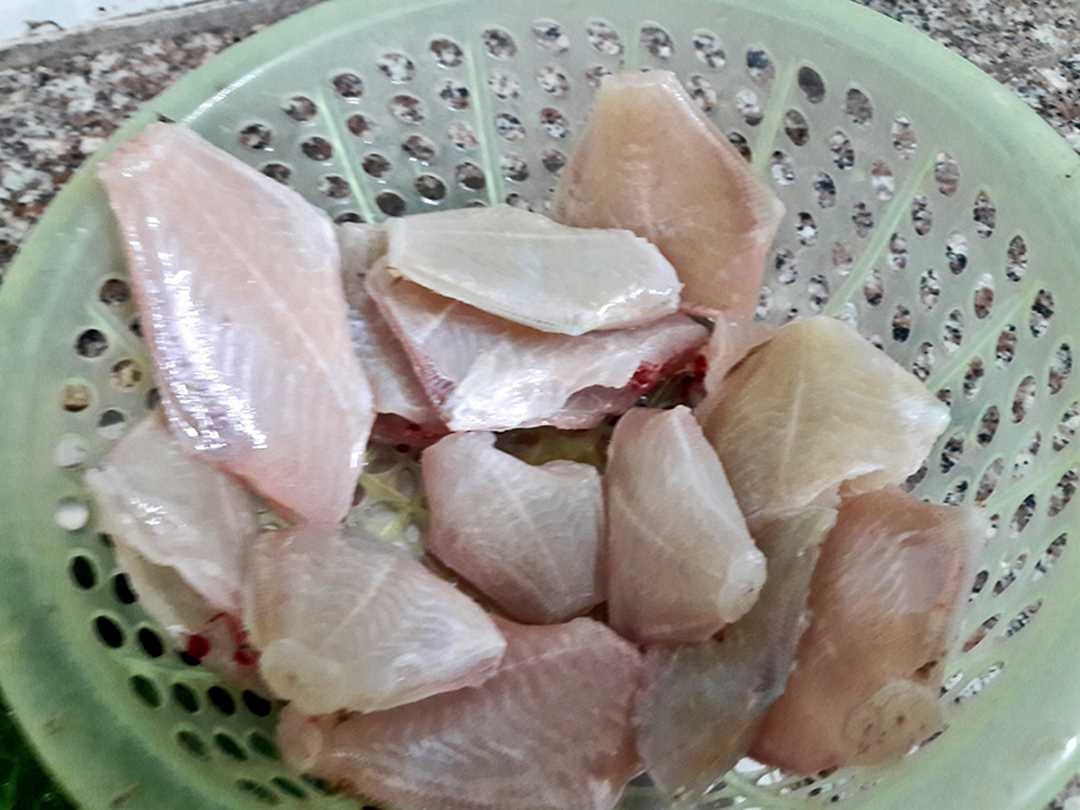 Từng miếng gỏi cá trắng hồng, nạc thịt có thể ăn với rau sống