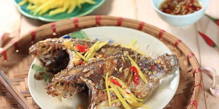 Cách làm mắm chua ngọt ăn kèm cá rô phi chiên giòn