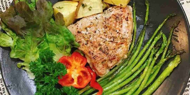 Cá ngừ áp chảo