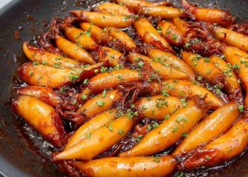 Mực chiên nước mắm là món ăn bạn không thể bỏ lỡ