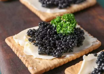 Lý do nào khiến trứng của cá tầm đắt đỏ đến vậy ?