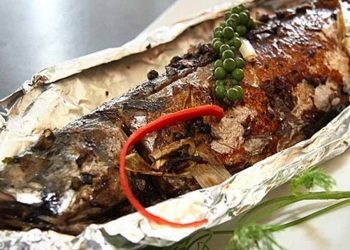 Khi nướng cá, cần nướng đến khi chín vàng giòn