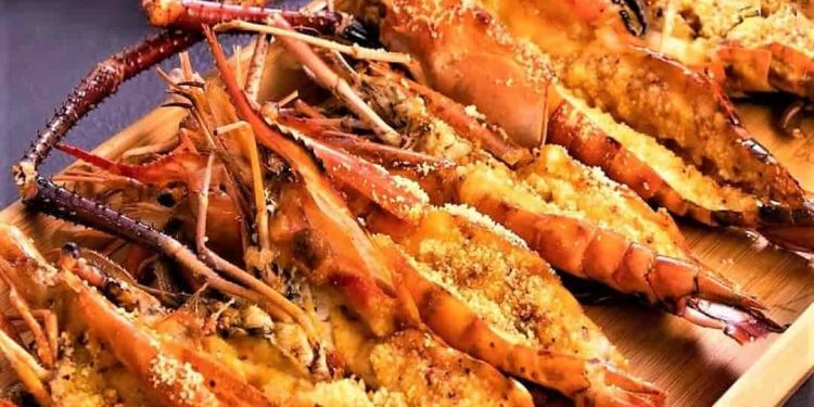 Cách làm tôm càng xanh nướng bơ tỏi thơm ngon