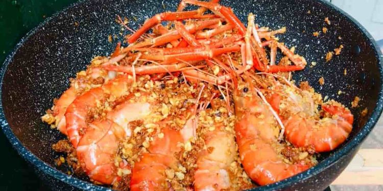 Cách làm tôm càng xanh sốt bơ tỏi