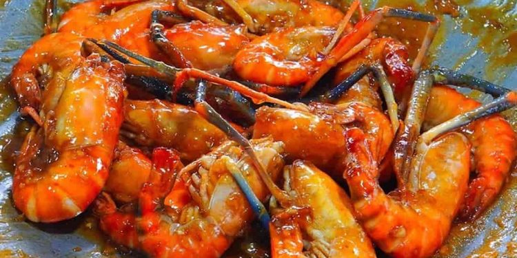 Cách làm tôm càng xanh sốt me siêu ngon