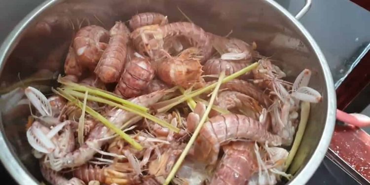 Cách luộc tôm tít ngon nhất