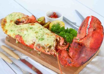 Tôm hùm Alaska là một loại hải sản quý, có giá trị dinh dưỡng cao. Thịt tôm có màu trắng, dai thơm, vị ngọt đậm. Cách chế biến tôm hùm Alaska cũng không hề khó.